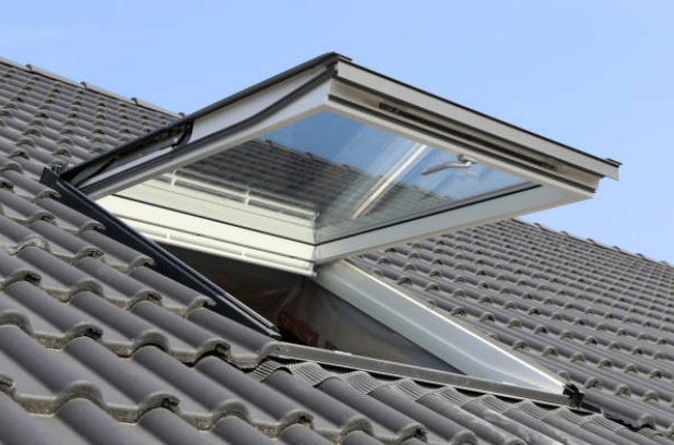 Wstawienie okna dachowego bez naruszania konstrukcji dachu – omówienie zagadnienia
