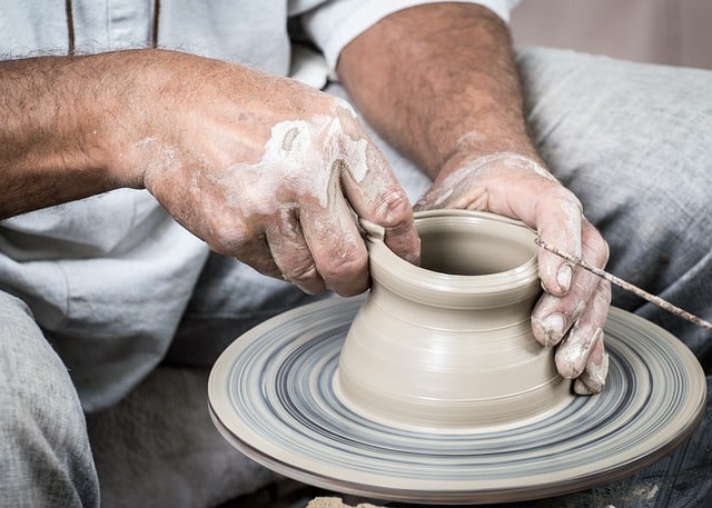 Jak pomalować wazon ceramiczny – instrukcja krok po kroku